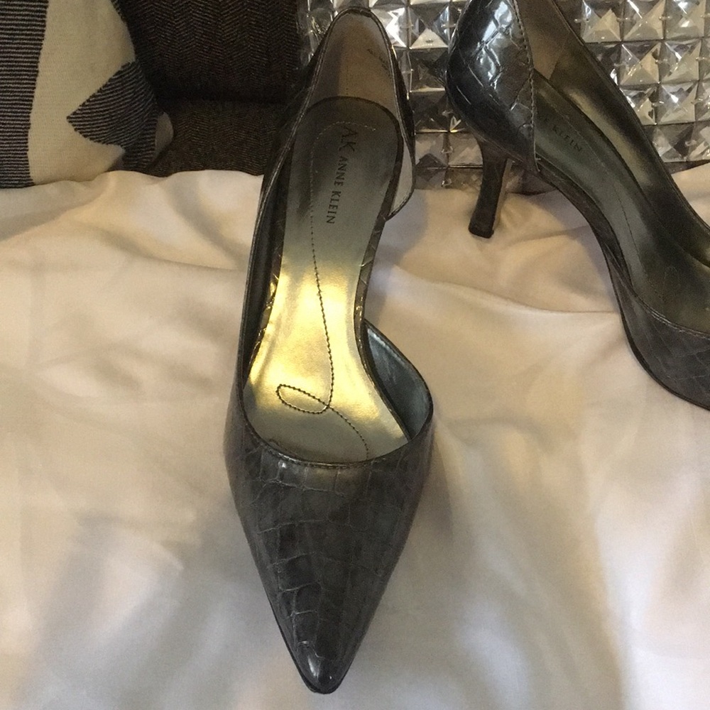 Pumps - Picture 2 of 3